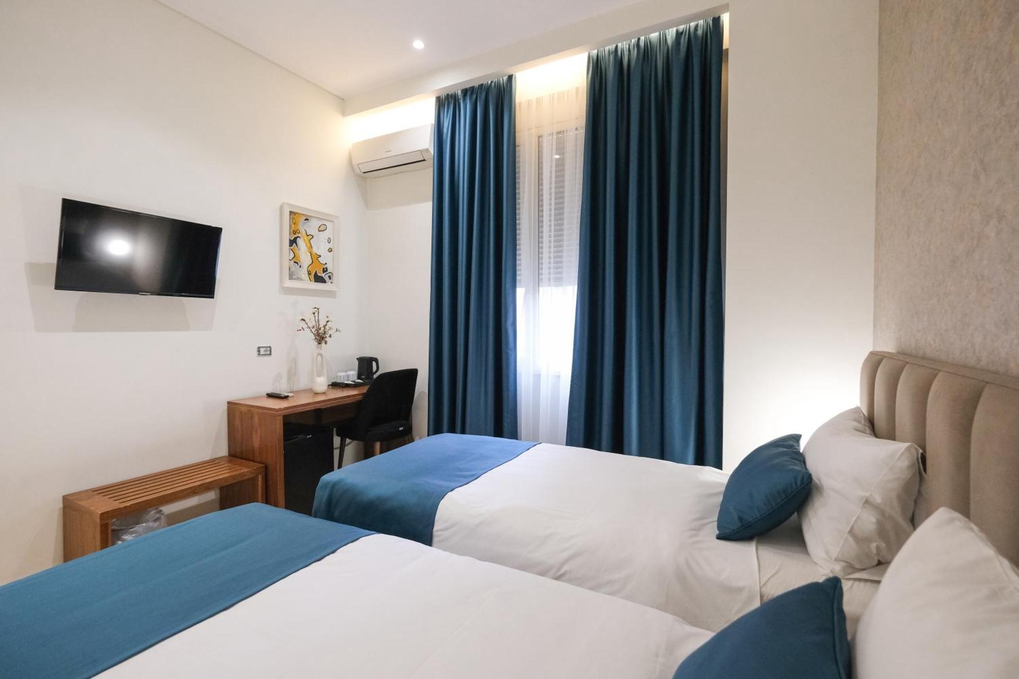 Golden , Hotel